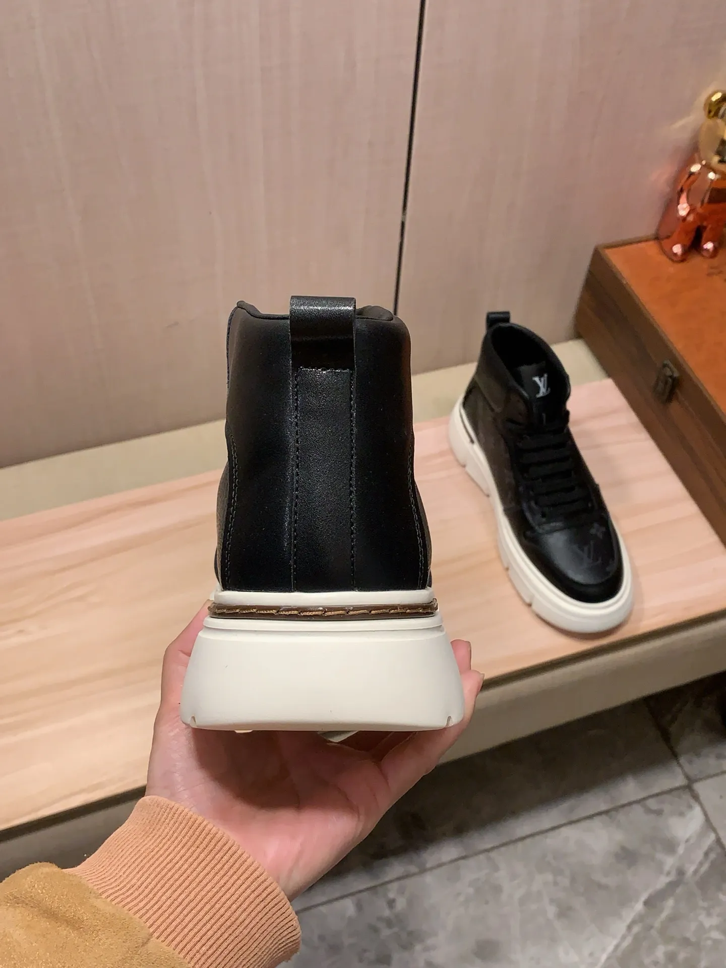 High-top men's shoes 💰442💰💰🎩🎩[Lightning][Lightning] "Lv*" The latest • popular casual shoes, top brand [Seduce] luxury~purchase, top~quality. [Strong] The upper is made of imported breathable cowhide with material ➕ breathable sheepskin feet (•) and fine workmanship. The original stylish and stylish soft rubber wear-resistant and non-slip outsole is light and comfortable on the feet. The real thing looks better when photographed. 122: code: 38-44, 2️⃣ colors selected
